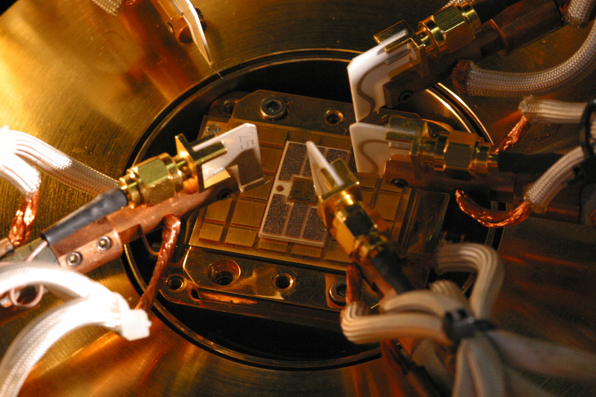 Am Lehrstuhl für Angewandte Physik untersuchen die Wissenschaftler die elektrischen Eigenschaften von Siliziumkarbid. (Bild: FAU)
