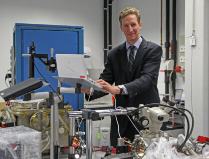 Prof. Dr. Hommelhoff im Laserlabor