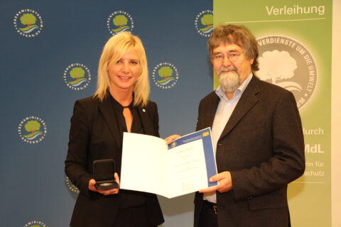 Überreichung der Umweltmedaille an Prof. Dr. Werner Bätzing durch Staatsministerin Ulrike Scharf (Bildquelle: Bayerisches Staatsministerium für Umwelt und Verbraucherschutz)