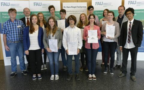 Dr. Hans Riegel-Preisträger 2015: 1. Reihe v.l.n.r.: Isabella Varga, Magdalena Pohl, Yannick Wingerter, Johanna Kufner, Sarah Kuhn, Emil Iftekhar. 2. Reihe v.l.n.r.: Prof. Dr. Frank Duzaar (FAU), Prof. Dr. Jürgen Schatz (FAU), Annika Willius, Luis Gentner, Roman Eschenbacher, Lucia Härer, Jakob Albert, Johanna Völkel, Marco Alfter (Dr. Hans Riegel-Stiftung). Foto: Harald Sippel / FAU.