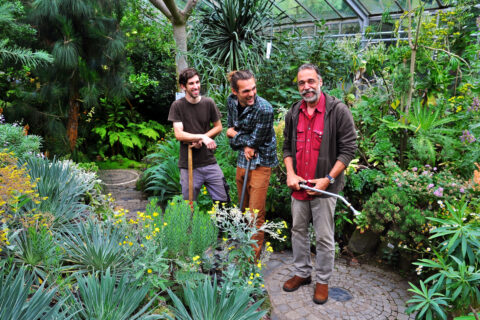 Daniel Wüchner und Marco Mackh mit ihrem Ausbilder Frank Böse im Canarenhaus (Bild: Walter Welß)