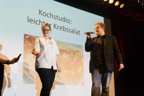 Lisa Britting beim Science-Slam im Erlanger E-Werk. (Bild: Scienceslam Erlangen/Nürnberg, Peter Ruschhaupt)