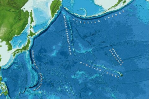 Der Knick zwischen Hawaii- und Emperor-Kette gab der Wissenschaft lange Rätsel auf. Wahrscheinlich steht er im Zusammenhang mit großräumigen Veränderungen im Pazifikraum, die vor rund 50 Mio. Jahren den gesamten Pazifikraum veränderten. (Image reproduced from the GEBCO world map 2014, www.gebco.net)
