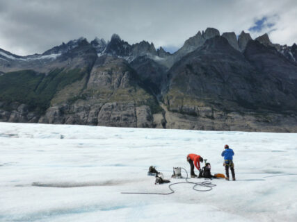 Glaziologische Messungen auf dem Glaciar Grey: Einbohren von Ablationsstangen, an denen man die Schnee- und Eisschmelze durch regelmäßiges Ablesen dieser Stangen untersuchen kann. (Bild: Matthias Braun)