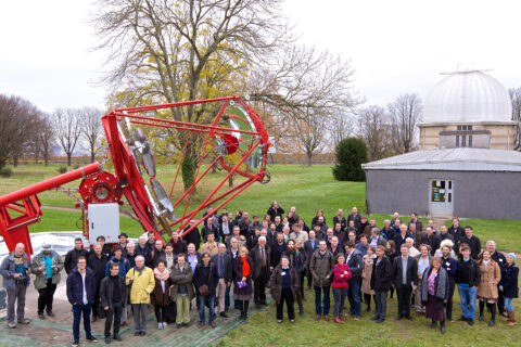Die Gäste der Einweihungsfeier vor dem Prototypen des Gamma-ray Cherenkov Telescope. (Bild: Akira Okumura)