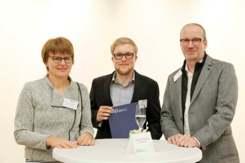 Prof. Dr. Friedlinde Götz-Neunhoeffer (Vorsitzende der FG Bauchemie der GDCh / Geozentrum Nordbayern), Julian Wolf (Stipendiat der Fachgruppe Bauchemie der GDCh) und Prof. Dr. Jürgen Neubauer (GeoZentrum Erlangen, Mineralogie) bei der Stipendienfeier im Germanischen Nationalmuseum Nürnberg (Foto: Giulia Iannicelli, FAU)