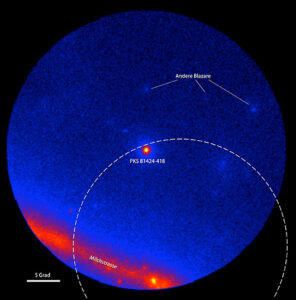 Der Gammahimmel im Umfeld des Blazars PKS B1424-418, aufgenommen mit dem LAT-Detektor an Bord des Fermi-Gammastrahlungsobservatoriums. Die Farben zeigen die Intensität der Gammastrahlung. Der gestrichelte Kreis zeigt den Wahrscheinlichkeitsbereich am Himmel, in dem das Big-Bird-Neutrinoereignis stattgefunden hat (50% Konfidenz-Level). Links: Fermi-LAT-Daten, gemittelt über 300 Tage um den 8. Juli 2011, während denen der Blazar nicht aktiv war. Rechts: Fermi-LAT-Daten, gemittelt über 300 Tage um den 27. Februar 2013, während denen PKS B1424-418 den hellsten Blazar in diesem Bereich des Himmels darstellte. (Bild: NASA/DOE/LAT-Kollaboration