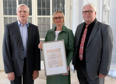 Urkundenübergabe zur Akkreditierung. V.l.n.r.: Prof. Dr. Johannes Jahn, Prof. Dr. Antje Kley, Frank Dziomba (Foto: Harald Sippel)