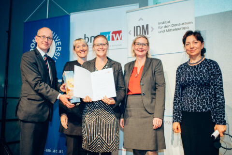 Franziska Sielker (Mitte) nimmt den Danubius Young Scientist Award 2016 entgegen (Bild: Donau-Universität Krems)