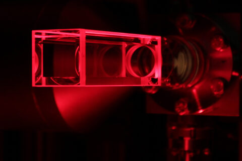 In einer Vakuumzelle werden Atome durch Laserstrahlen so weit heruntergekühlt, dass die einzelnen Schritte der Diffusion zu sehen sind. (Bild: AG Widera/TU Kaiserslautern)