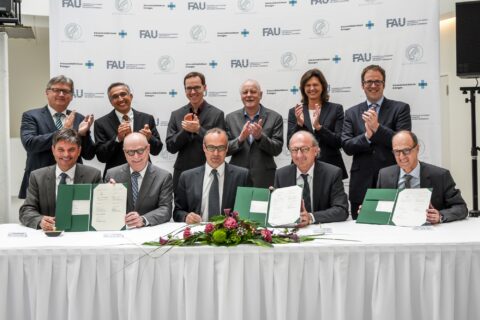 Gemeinsam für das Zentrum für Physik und Medizin: Joachim Hornegger, Präsident der Friedrich-Alexander-Universität Erlangen-Nürnberg, Martin Stratmann, Präsident der Max-Planck-Gesellschaft, Albrecht Bender, Kaufmännischer Direktor des Universitätsklinikums Erlangen, Rüdiger Willems, Generalsekretär der Max-Planck-Gesellschaft und Heinrich Iro, ärztlicher Direktor und Vorstandsvorsitzender des Universitätsklinikums Erlangen (sitzend von links) haben im Max-Planck-Institut für die Physik des Lichts den Kooperationsvertrag zu dem Vorhaben unterzeichnet. Die Zeremonie begleitet haben Jürgen Schüttler, Dekan der Medizinischen Fakultät der FAU und Vorstandsmitglied des Universitätsklinikums Erlangen, die Direktoren des Max-Planck-Instituts für die Physik des Lichts Vahid Sandoghdar, Florian Marquardt und Philip Russell, Ilse Aigner, bayerische Staatsministerin für Wirtschaft und Medien, Energie und Technologie sowie Florian Janik, Oberbürgermeister der Stadt Erlangen (stehend von links). (Bild: MPL/N. Bonakdar)