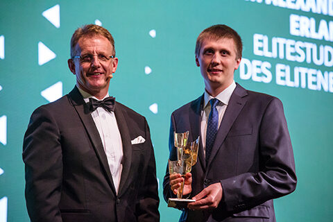 Dr. Michael Klatt (rechts) erhält als bester Absolvent der Friedrich-Alexander-Universität Erlangen-Nürnberg den Kulturpreis Bayern 2017. Den Preis überreichte Start-up Unternehmer Dr. Joachim Kuhn (links). (Bild: Manuela Steinemann/Bayernwerk AG)