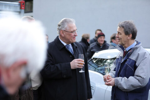 Minister Joachim Herrmann im Gespräch mit Prof. Dr. Martin Hundhausen bei der Einweihung der Ladesäulen an der FAU (Foto: Johannes Jahn)