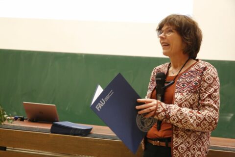 Übergabe der Staatexamenszeugnisse durch Prof. Dr. Eichler (Foto: Giulia Iannicelli)