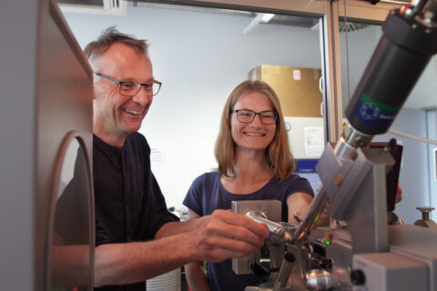Die FAU-Wissenschaftler Prof. Dr. Yves Muller und Karin Schmidt, beide vom Lehrstuhl für Biotechnik (Proteinstruktur und -design), erstellen an der lehrstuhleigenen Röntgenanlage Röntgendiffraktionsbilder.