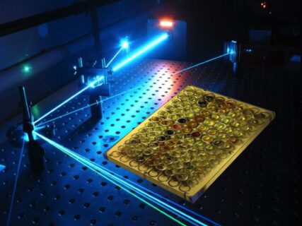 Das Foto zeigt einen Laserversuch im Labor (Bildquelle: Dirk Guldi)