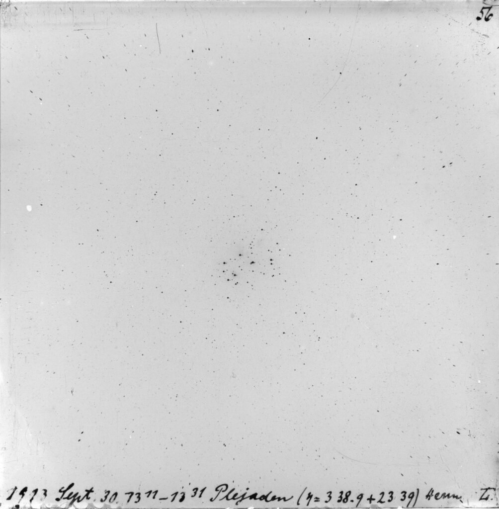 Eines der ersten, noch experimentellen Foto-Negative der Dr.-Remeis-Sternwarte: die Plejaden, landläufig bekannt als Siebengestirn, aufgenommen am 30. September 1913 auf einer 12 mal 12 Zentimeter großen Fotoplatte. Die Astronomen nutzen grundsätzlich für ihre Himmelskartierungen Negative, daher erscheinen die Himmelsobjekte als schwarze Punkte. (Bild : FAU/APPLAUSE)