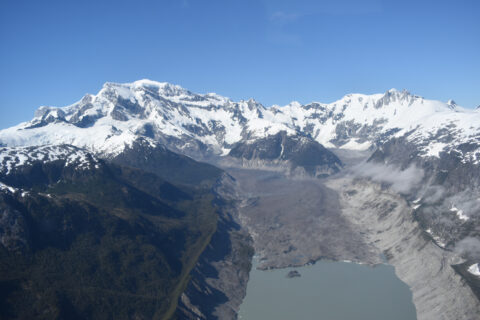 Der Grosse-Gletscher, einer der nördlichsten Gletscher des Nordpatagonischen Eisfelds in Chile, schmilzt unvermindert ab wie die Gletscherseen und Zierlinien mindestens 100 Meter über der heutigen Eisfläche zeigen. (Bild: Gino Casassa)