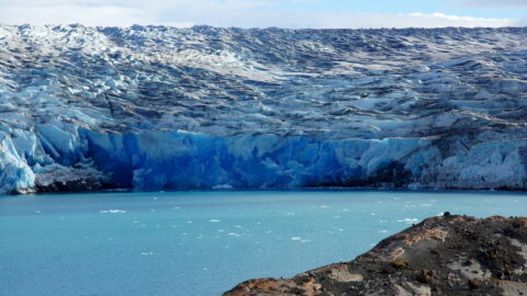 Der Uppsala-Gletscher, der größte Gletscher Südamerikas in Argentinien, mündet in den Lago Argentino. Wenn solche Auslassgletscher schrumpfen, müssen sie erst wieder eine stabile Front ausbilden. (Bild: FAU/Matthias Braun)