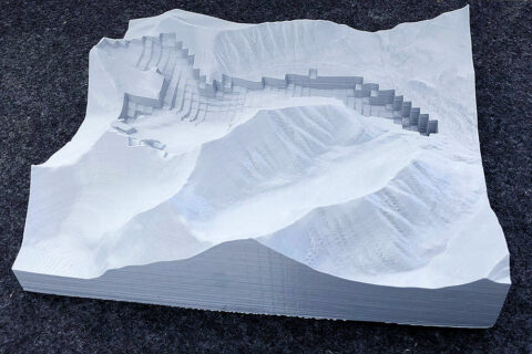 Forschung zum Anfassen: Das 3D-Modell des Gletschers Tellbreen auf Spitzbergen hat Dr. Johannes Fürst im FABLab der FAU gedruckt. (Bild: Dr. Johannes Fürst)