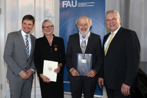 Bayerns Innenminister Joachim Herrmann (r.) übergab im Beisein des FAU-Präsidenten Prof. Dr. Joachim Hornegger (l.) den Bayerischen Maximiliansorden für Wissenschaft und Kunst an Prof. Dr. Gerhard Leuchs (m.). Katharina Kempe (m.), die langjährige Förderin der FAU ist und Mitglied des Kuratoriums der FAU war, erhielt die Verdienstmedaille des Verdienstordens der Bundesrepublik Deutschland. (Bild: FAU/Kurt Fuchs)