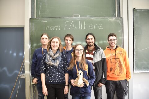 Simon Michalke, Luica Härer, Paul Fadler, Janna Vischer, Aakash Bhat, Andreas Gramman (v.l.n.r) und natürlich ganz vorne dabei: Das Maskottchen, ein Faultier namens Bubbles. (Bild: FAU/Luisa Macharowsky)