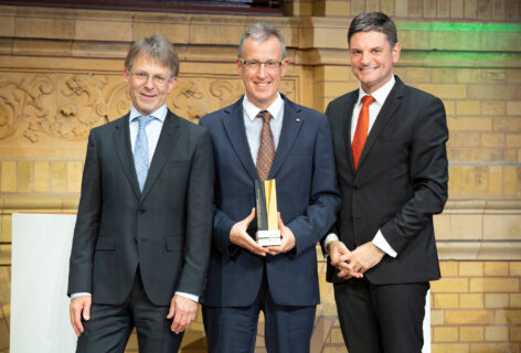 Das Bild zeigt v.l.n.r. Präsident der Humboldt-Stiftung Prof. Dr. Hans-Christian Pape Humboldt-Professor Enrique Zuazua FAU-Präsident Prof. Dr. Hornegger (Bild: Humboldt-Stiftung/David Ausserhofer)