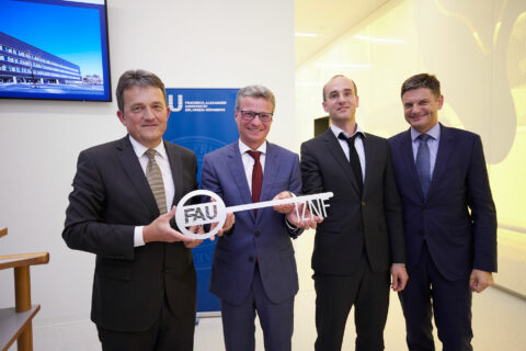 Zum Artikel "Interdisziplinäres Zentrum für Nanostrukturierte Filme der FAU eingeweiht"