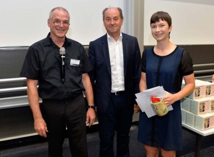 v.l.n.r.: Prof. Dr. Wolfgang Kreis (FAU), Dr. Reinhard Schneider (Dr. Hans Riegel-Stiftung), Preisträgerin Biologie 3. Platz Christina Danzer (Foto: FAU/Harald Sippel)