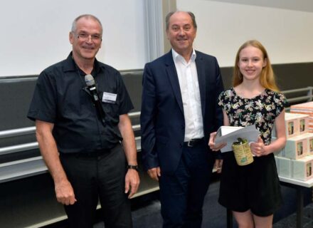 v.l.n.r.: Prof. Dr. Wolfgang Kreis (FAU), Dr. Reinhard Schneider (Dr. Hans Riegel-Stiftung) und Preisträgerin Biologie 2. Platz Christina Hettrich (Foto: FAU/Harald Sippel)