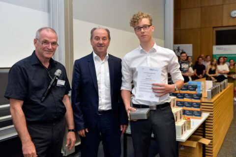 v.l.n.r.: Prof. Dr. Wolfgang Kreis (FAU), Dr. Reinhard Schneider (Dr. Hans Riegel-Stiftung) und Preisträger Biologie 1. Platz Nicolas Petritzky (Foto: FAU/Harald Sippel)