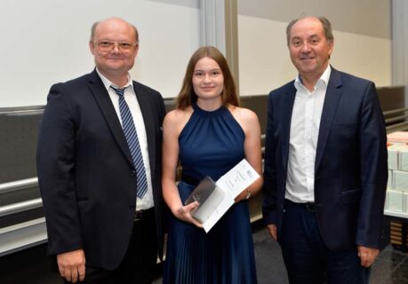 v.l.n.r.: PD Dr. Ralph Puchta (FAU), Preisträgerin 3. Platz Chemie Anna-Lena Vesper (Foto: FAU/Harald Sippel)