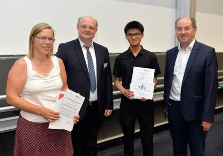 v.l.n.r.: Fachlehrerin Kerstin Eckert, PD Dr. Ralph Puchta (FAU), Preisträger 1. Platz Chemie Daniel Zhou, Dr. Reinhard Schneider (Dr. Hans Riegel-Stiftung) (Foto: FAU/Harald Sippel)