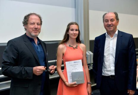 v.l.n.r.: PD Dr. Thomas Schmitt (FAU), Preisträgerin 3. Platz Geographie Alexandra Springer, Dr. Reinhard Schneider (Dr. Hans Riegel-Stiftung) (Foto: FAU / Harald Sippel)