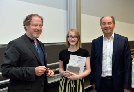 v.l.n.r.: PD Dr. Thomas Schmitt (FAU), Preisträgerin 2. Platz Geographie Sarah Oberkofler, Dr. Reinhard Schneider (Dr. Hans Riegel-Stiftung) (Foto: FAU / Harald Sippel)