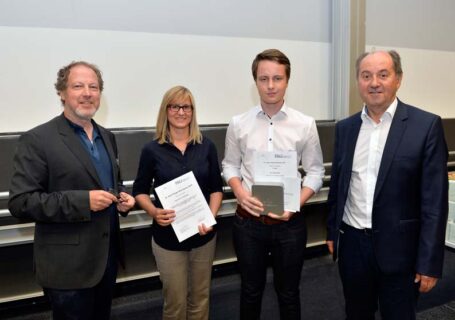 v.l.n.r.: PD Dr. Thomas Schmitt (FAU), Fachlehrerin Sabine Lodge, Preisträger 1. Platz Geographie Leon Bergbilek, Dr. Reinhard Schneider (Dr. Hans Riegel-Stiftung) (Foto: FAU / Harald Sippel)