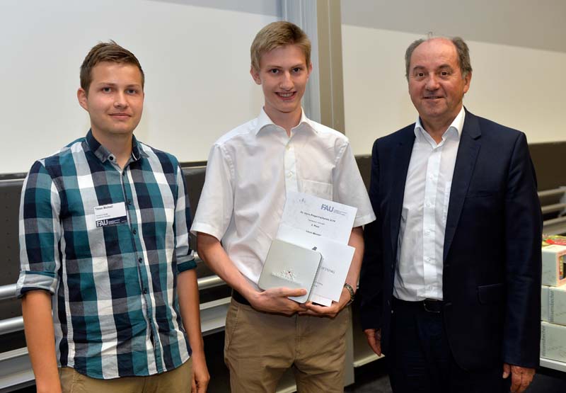 v.l.n.r.: Tilman Michaeli (FAU), Preisträger 3. Platz Informatik Jakob Mauser, Dr. Reinhard Schneider (Dr. Hans Riegel-Stiftung) (Foto: FAU/Harald Sippel)