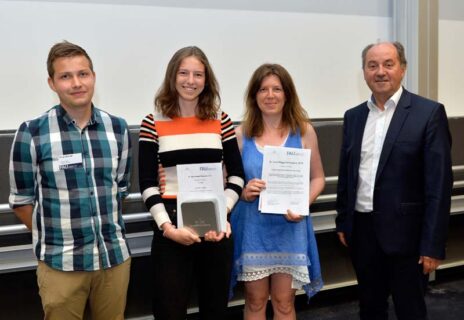 v.l.n.r.: Tilman Michaeli (FAU), Fachlehrerin Agnes Fischer, Preisträgerin 1. Platz Informatik Leonie Luyken, Dr. Reinhard Schneider (Dr. Hans Riegel-Stiftung) (Foto: FAU/Harald Sippel)