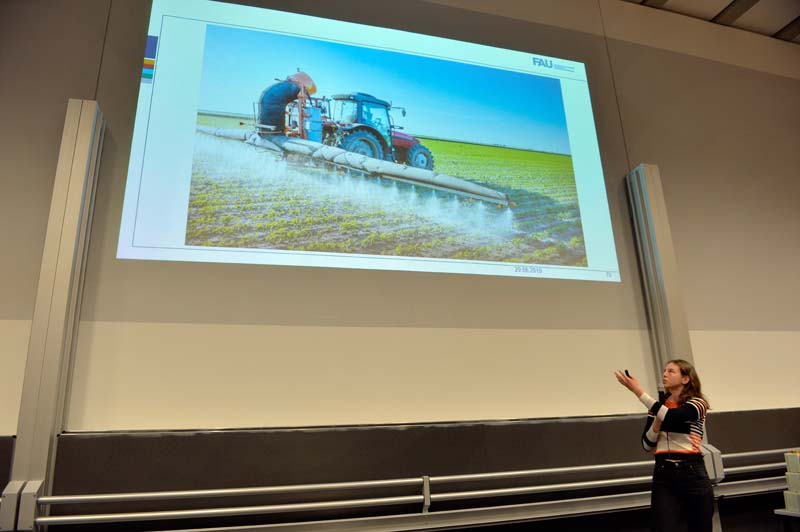 Preisträgerin Leonie Luyken bei ihrer Präsentation (Foto: FAU/Harald Sippel)