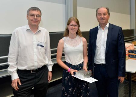 v.l.n.r.: Prof. Dr. Martin Gugat (FAU), Preisträgerin 3. Platz Mathematik Katharina Faik, Dr. Reinhard Schneider (Dr. Hans Riegel-Stiftung) (Foto: FAU/Harald Sippel)