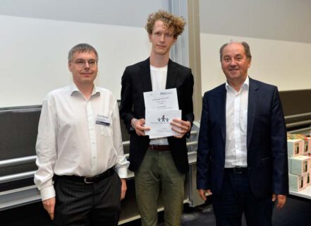 v.l.n.r.: Prof. Dr. Martin Gugat (FAU), Preisträger 2. Platz Mathematik Tim Rotheneder, Dr. Reinhard Schneider (Dr. Hans Riegel-Stiftung) (Foto: FAU/Harald Sippel)