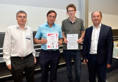 v.l.n.r.: Prof. Dr. Martin Gugat (FAU), Fachlehrer Gernot Höflinger, Preisträger 1. Platz Mathematik Jakob Schmidt, Dr. Reinhard Schneider (Dr. Hans Riegel-Stiftung) (Foto: FAU/Harald Sippel)