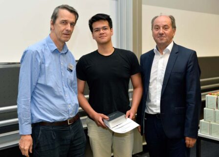 v.l.n.r.: Prof. Dr. Martin Hundhausen (FAU), Preisträger 3. Platz Physik Ian Backes, Dr. Reinhard Schneider (Dr. Hans Riegel-Stiftung) (Foto: FAU/Harald Sippel)