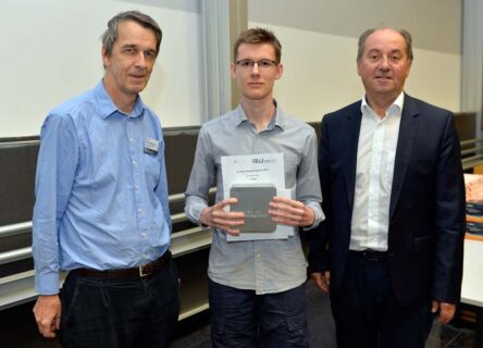 v.l.n.r.: Prof. Dr. Martin Hundhausen (FAU), Preisträger 2. Platz Physik Philipp Wiedemann, Dr. Reinhard Schneider (Dr. Hans Riegel-Stiftung) (Foto: FAU/Harald Sippel)