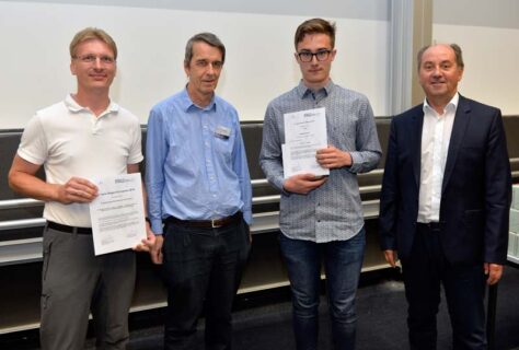 v.l.n.r.: Fachlehrer Klaus Berger, Prof. Dr. Martin Hundhausen, (FAU), Preisträger 1. Platz Physik Frederik Gareis und Dr. Reinhard Schneider (Dr. Hans Riegel-Stiftung) (Foto: FAU/Harald Sippel)