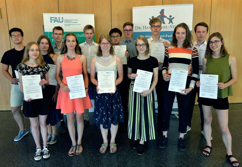 14 von 18 Preisträgerinnen und Preisträger der Dr. Hans Riegel-Fachpreise 2019 (Foto: FAU/Harald Sippel)