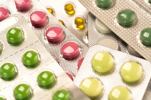 Das Bild zeigt eingeschweißte Tabletten in verschiedenen Farben.