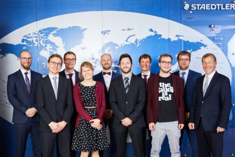 Die 2019er Preisträgerinnen und Preisträger (von links nach rechts) Dr. Florian Tatschner, Dr. Johannes Stübinger, Dr. Christian Dittmar, Dr. Theresa Reimann, Dr. Manuel Hagen, Dr. Tobis Kulhanek, Dr. Dominik Budday, Dr. Simon Reif und Dr. Johannes Zirzlmeier freuen sich zusammen mit Wilhelm R. Wessels (Vorsitzender der STAEDTLER Stiftung) über ihre Preise. Nicht anwesend: Dr. Martin Schott. (Bild: Staedtler Stiftung)