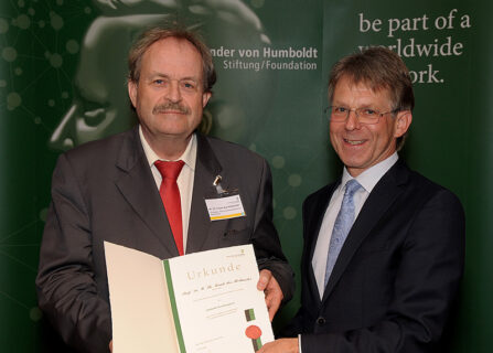 Prof. Dr. Hans-Christian Pape, Präsident der Alexander von Humboldt-Stiftung, überreicht die Urkunde an den neuen FAU-Humboldt-Preisträger Prof. Dr. Frank den Hollander (links). (Bild: BARTHEL-BAMBERG)