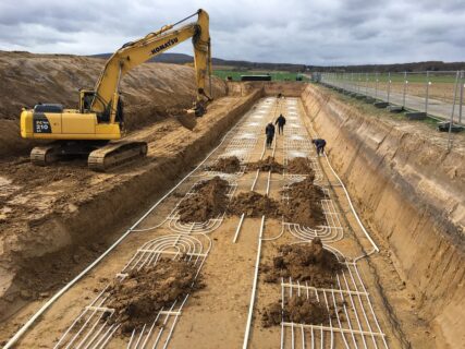 Es wurden bereits mehrere Projekte umgesetzt, unter anderem das in Bad Nauheim errichtete größte kalte Nahwärmenetz Deutschlands zur nachhaltigen Energieversorgung: Auf einer Fläche von 11.200 m² wurden doppellagige Flächenkollektoren eingebracht. (Bild: Jan Wagner)